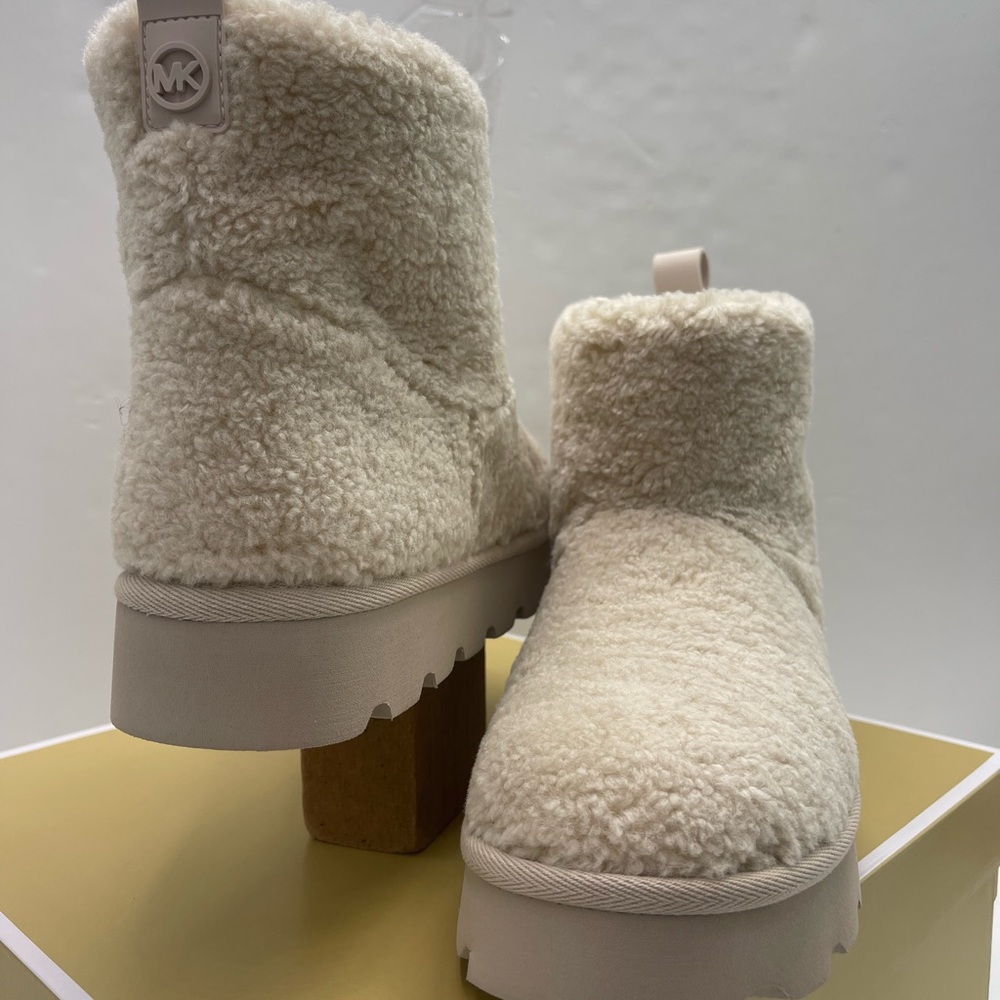 Michael Kors WINNIE BOOTIE W10
FAUX CURLY SHEARLING
49F5WNFE5D Natural 
Sherpa - Picture 10 of 16